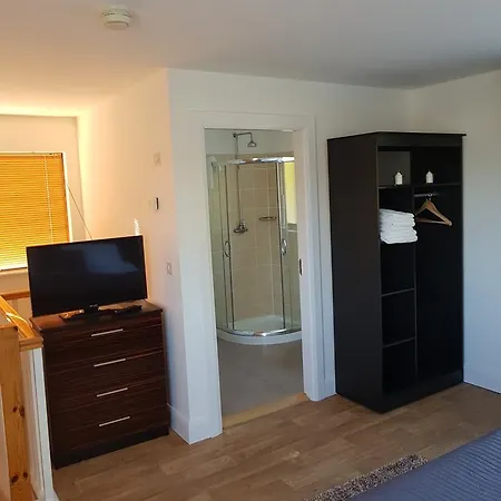 אכסניה Suites & Lodges *