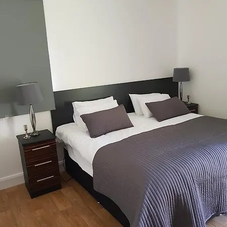 אכסניה Suites & Lodges *