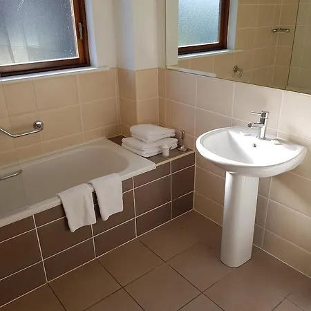 אכסניה Suites & Lodges *